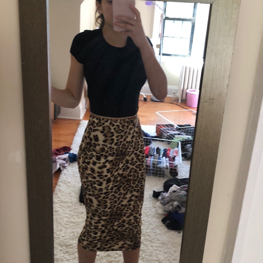 Leopard skirt💛🤍🤎def shows off curves
